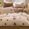 Juego de Ropa de Cama de Algodón Puro Cepillado de Capibara de Cuatro Piezas, Funda de Edredón de Dibujos Animados 100% Algodón, Sábana para Dormitorio, Juego de Ropa de Cama de Tres Piezas para Estudiantes