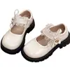 Sapatos de couro estilosos para meninas, novo modelo 2026 primavera e outono para crianças maiores, sapatos Mary Jane da moda e versáteis com laço para meninas pequenas