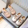 Zapatos de Moda de Cuero para Niñas 2025 Verano Nuevo Zapatos Individuales con Velcro de Flores para Niños Pequeños y Medianos Zapatos Individuales Versátiles Casuales para Niños
