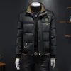 Produtos Europeus 2024 Inverno Nova Moda Masculina Pato Branco Penugem Bordada com Strass Gola Alta Jaqueta de Penugem Casaco Quente