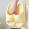 Pantuflas de suela gruesa para mujer con sensación de "caminar sobre heces", antideslizantes para baño y uso en el hogar, sandalias de verano para exteriores EVA para hombre