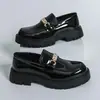 Sapatos de couro estilo britânico para negócios, modelo novo 2026 plus size para todas as estações, sapatos de couro de sola grossa da moda, mocassins para aumentar a altura para homens, tamanho 46