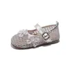Sapatos de Salto Baixo Elegantes com Laço para Bebês Meninas, Novo Estilo Coreano Primavera 2026, Sapatos de Couro Versáteis Vazados para Uso Externo para Crianças Pequenas