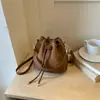 Bolso de cubo de mano moderno y a la moda estilo coreano, nuevo modelo principios de otoño 2026, color liso, alto valor estético, bolso cruzado de nicho para el día a día