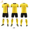 Conjunto de jersey de fútbol de secado rápido en stock, uniforme de entrenamiento para club escolar, corte holgado de manga corta, tallas grandes, jersey estampado por transferencia de calor, venta al por mayor