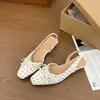 Primeiro Encontro com as Deslumbrantes Sandálias Fechadas de Dedo Estilo Francês para Mulheres, Novo Modelo Verão 2026, Sapatos de Tira Única sem Salto Combinados com Saia de Bolinhas