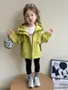 Chaqueta de Otoño para Niñas 2025 Nuevo Cortavientos Infantil Tres Pruebas Elegante Superior Moda Bebé Primavera y Otoño Gabardina de Moda Tendencia