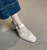 Primer Encuentro con las Sandalias Cerradas de Estilo Francés para Mujer, con Tacón Grueso y Aumento de Altura, en un Estilo de Verano Retro con Perforaciones Tejidas