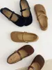 Sapatos Mary Jane Retrô Franceses para Mulheres 2026 Verão Novo Estilo Uma Tira Vazados Casuais Planos Boca Rasa Sapatos Estilo Birkenstock