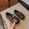 Zapatos de cuero estilo británico retro para niñas, nuevo modelo primavera y otoño 2026, mocasines versátiles para niños pequeños y niños pequeños