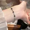 Pulsera de Flor de Zirconia con Perla Bañada en Oro Real Pulsera de Lujo Ligero de Gama Alta Diseño de Nicho Joyería de Mano Exquisita Venta al por Mayor