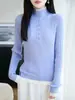 Suéter de lã de malha fina para mulheres, em estilo francês com blocos de cor, falso duas peças, com design retrô em tricô trançado, gola alta e base versátil.