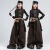 Figurino de dança jazz para meninas, com adornos de strass, lantejoulas, tecido de rede e estampa de leopardo, adequado para apresentações de dança, shows de street dance e desfiles de moda.