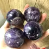 Bola de Amatista Fantasía de Piedra Natural de 4-5 cm Adornos de Cristal Decorativos DIY para Atraer Riqueza y Bola de Cristal Feng Shui con Base