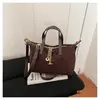 Bolsa tote de camurça retrô de alta qualidade estilo coreano para mulheres, novo modelo 2026, bolsa de ombro e transversal grande capacidade, artística e fashion