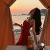 Vestido Longo Estilo Férias em Chiffon Vinho com Estampa Floral, Cintura Marcada e Barra Larga com Babados