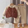 Conjunto de duas peças acolchoado para meninas para outono e inverno com uma jaqueta acolchoada fina de algodão com capuz e blocos de cor, combinado com calças de moletom acolchoadas de perna larga com forro de fleece.