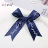 En Stock Moño de Letra Inglesa 25mm de Ancho 9cm Moño Terminado Tamaño Grande Moño de Cola de Golondrina con Letra Impresa