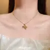 Collar de Lujo Ligero Vintage Hueco con Forma de Estrella y Diamantes Estilo Francés para Mujer, Diseño de Nicho Exquisito Retro de Lujo Ligero con un Toque de Alta Gama, Collar con Forma de Diamante