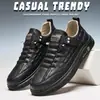 Novos tênis casuais de couro masculinos para o dia a dia, tênis esportivos versáteis e da moda para atividades ao ar livre no verão