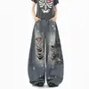 Calça jeans americana retrô com aspecto desgastado, salpicos de tinta e detalhes rasgados, nova coleção de primavera para mulheres, apresentando um design moderno e ousado com estampas de letras e estilo comprimento total.