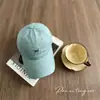 Boné de Baseball Macio com Letras Pequenas para Primavera e Outono, Boné Bordado com Aba Curva Lavado à Pedra, Chapéu Unisex com Proteção Solar, Moderno