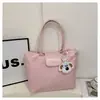 Bolsa de mano de nailon de color contrastante estilo coreano, cuerpo de bolsa de nailon con detalles de cuero marrón y un dije de cachorro de peluche, bolso de hombro para estudiante