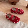 Sapatos de Veludo de Princesa para Meninas 2026 Novo Estilo Primavera e Outono Mocassins Pequenos Retrô de Bico Redondo para Bebês com Pérolas