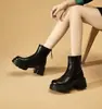 Botas de Salto Alto com Solado Grosso Chelsea Femininas 2025 Outono e Inverno Nova Moda Couro Macio Aumento de Altura Estilo Britânico Botas Curtas