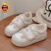 Zapatos Blancos para Mujer Otoño e Invierno 2025 Versátiles de Suela Gruesa Tenis Leche Fufu Originales con Forro de Felpa Tenis de Velcro Engrosados Nicho