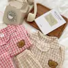 Conjunto de ropa de estar coreana de moda para niños, para primavera, verano y otoño, con un lindo diseño de oso de dibujos animados, mangas largas y un patrón a cuadros, perfecto para pijamas de bebé