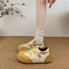 Sapatos Birkenstock retrô com blocos de cor, velcro e sola grossa para mulheres, novos para o outono de 2026, versáteis, que aumentam a altura, bico dividido falso, sapatos casuais