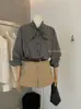 Y.JIA Otoño Estilo Coreano para Mujer Camisa Sofisticada de Cuadros con Cinta Cruzada y Cuello de Lazo Manga Larga 9262