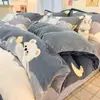 Conjunto de cama de quatro peças em veludo de leite espesso grau A, capa de edredom e lençol de cama de fleece de coral para inverno, design de desenho animado, adequado para dormitórios estudantis, conjunto de três peças
