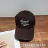 Boné de Baseball Bordado com Letra Nova Moda Estilo Coreano Chapéu de Sol Versátil Boné Casual para Viagem ao Ar Livre para Homens e Mulheres