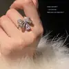 [Joe jefe Joy] Anillo de gota de agua de lazo para mujer, tridimensional, destello de diamante, textura de lujo ligero, diseño de nicho, dulce, moderno