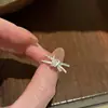 Anel Novo Minimalista com Laço Microincrustado em Fita para Mulheres Laço Envolto Doce Camada Dupla Levemente Luxuoso Aberto Ajustável Joia de Mão