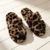 Nuevas pantuflas peludas con estampado de leopardo transfronterizas para mujer, pantuflas de algodón para el hogar y el interior de punta abierta para primavera y otoño, cálidas y antideslizantes