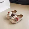 Meias chinelos femininas estilo Birkenstock com sola macia, coleção nova 2026, versáteis e fofos, com design de pelúcia, estilo casual e camurça com fecho de fivela, perfeitos para mulheres jovens