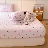 Conjunto de três peças de gaze de camada dupla com toque de algodão para maternidade e infância Classe A, lençol de baixo com elástico, capa de cama, amigável à pele, adequado para bebês, com fronha de estampa floral pequena