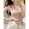 Umi Color Camiseta de Manga Corta con Cuello en V Semiabierta con Hebilla para Mujer Verano 2025 Nuevo Estilo Coreano Sentido del Diseño Combinable Ajustada
