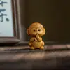 Escultura em Madeira de Cipreste de um Macaco, uma Peça Decorativa Apresentando o Macaco do Zodíaco, Sun Wukong, Projetada para Aliviar o Estresse na Estação de Trabalho, um Ornamento Decorativo de Mão