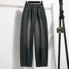 Foto real de jeans versátiles vintage para mujer, nuevo estilo de otoño 2026, corte holgado, adelgazantes, cropped, estilo harén, zanahoria, dad pants
