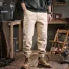 Nueva colección primavera 2026: Pantalones de trabajo modernos, minimalistas y casuales para hombre, con un corte relajado y tobillos cónicos, en un estilo retro.