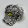 Gorra de Béisbol de Felpa Bordada con Flores a Cuadros Estilo Coreano para Otoño e Invierno para Mujer Cálida para Exteriores Ciclismo Gorra Lei Feng Venta al por Mayor