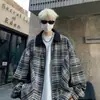Otoño 2026 Nuevo Chaqueta Casual de Rayas Holgada para Hombre Marca de Moda Ropa Exterior Top con Cremallera