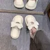 Pantuflas cerradas de suela gruesa para mujer para usar en exteriores, nuevo modelo 2026, sandalias dulces perforadas para mujer, sandalias de playa de alta gama para mujer