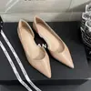 Sapatilhas Elegantes Casuais Versáteis Profissionais para o Trabalho Bico Fino Verão 2025 Novo Estilo Francês Corte Lateral Cor Nude Sapatos Baixos para Mulheres