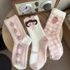 Calcetines de invierno casuales bonitos de terciopelo de visón para mujer, forrados de vellón de otoño, gruesos, cálidos, blancos, con expresión bordada y peluda.