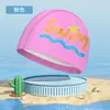 Gorros de Natación para Niños y Equipos Auxiliares de Natación al por Mayor, Gorros de Natación Impermeables con Estampados de Moda y Protección para los Oídos para Niños y Niñas